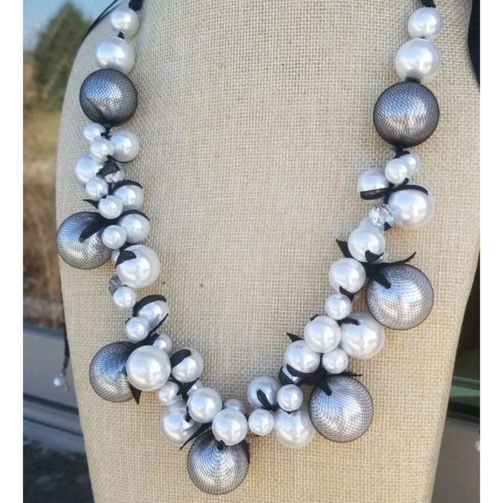 CHICO'S white and black necklace